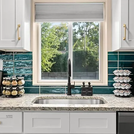 New! Comfy Flat Near Downtown Roseville